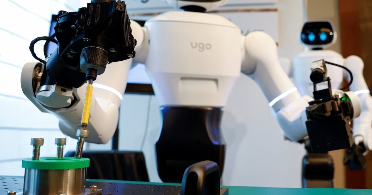 Un hospital japonés puso a un robot con IA a atender visitas y levantar platos: la prueba que mira al 2040