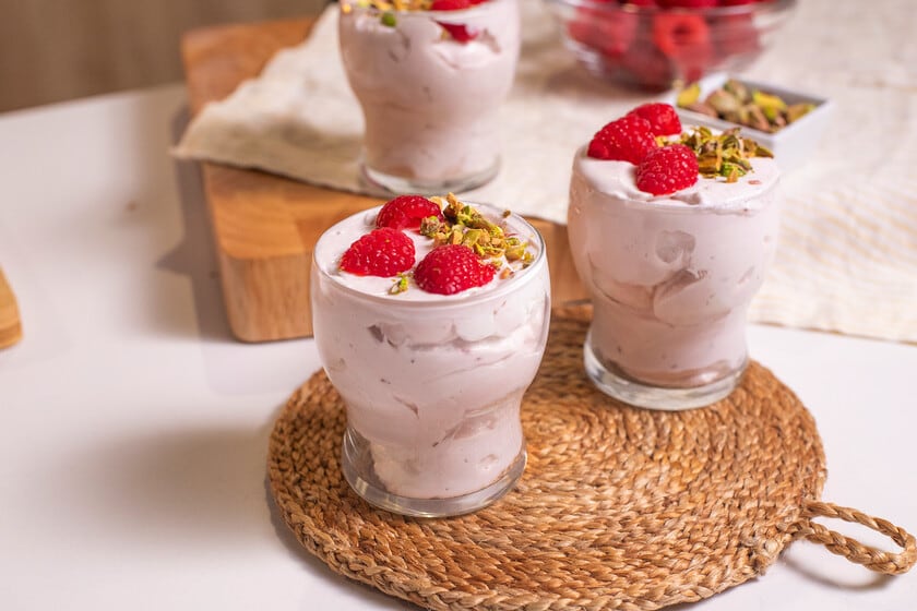 Una mousse de frambuesas que se hace mientras el río se pone dorado