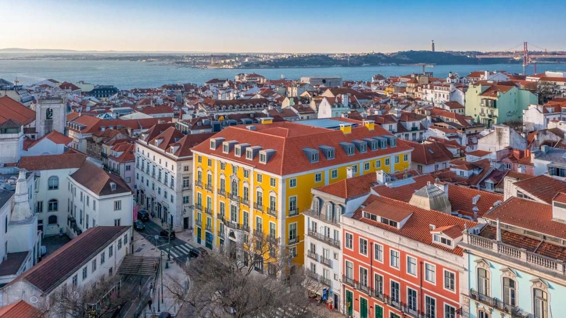 Dormir entre barricas y azulejos en el corazón más antiguo de Lisboa