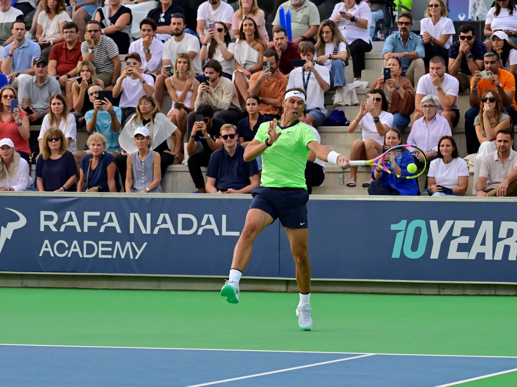 Nadal volvió a empuñar la raqueta y festejó a lo grande los diez años de su academia