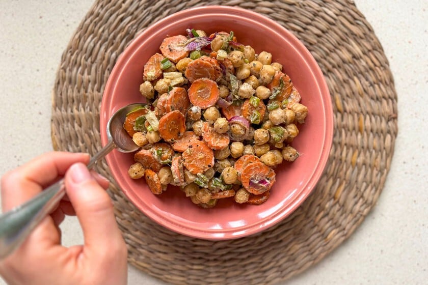Garbanzos al horno con tahini: una ensalada templada que se arma en 30 minutos y resuelve cualquier cena