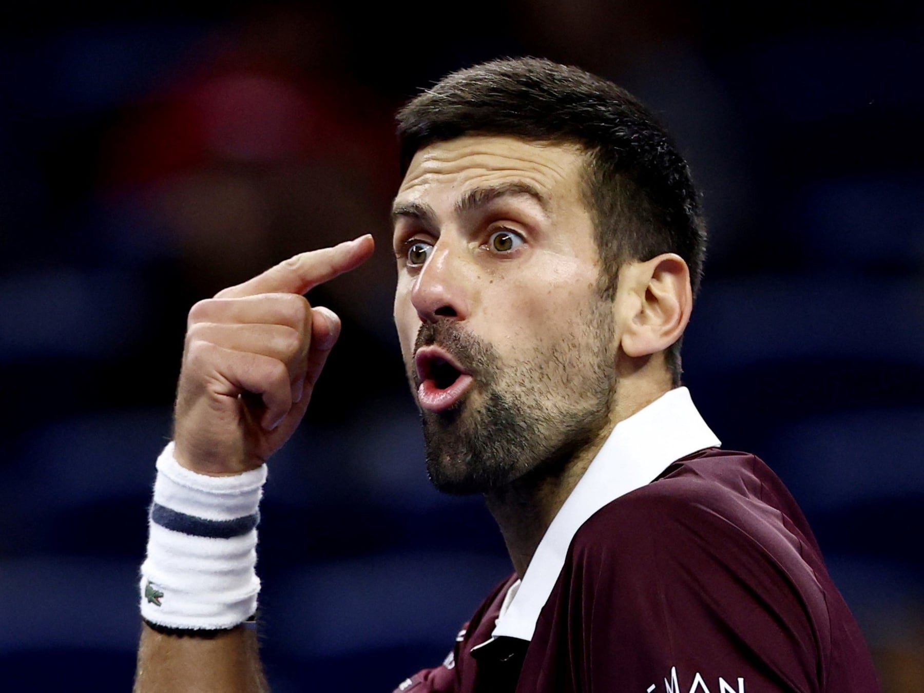 Nole remontó en la Capital y va por Medvedev: el show del cartel led y la queja del serbio