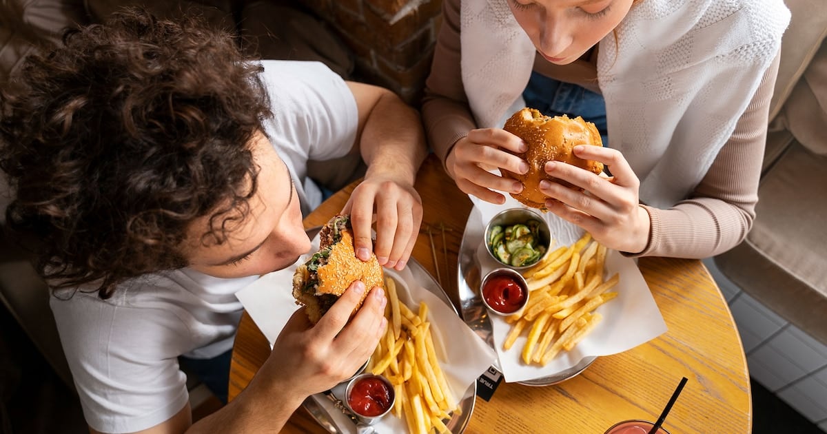 Dos sándwiches, casi iguales en la etiqueta y muy distintos en el cuerpo: lo que dejó un ensayo con 57 adultos