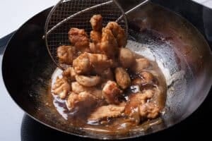 Pollo al limón para hacer en casa: el truco está en mezclar dos harinas y cortar después de freír
