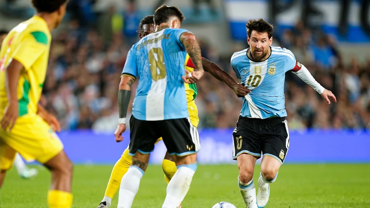 El último baile en el Kempes deluxe: Otamendi le pintó el 1-0 a Benín en la noche de Messi