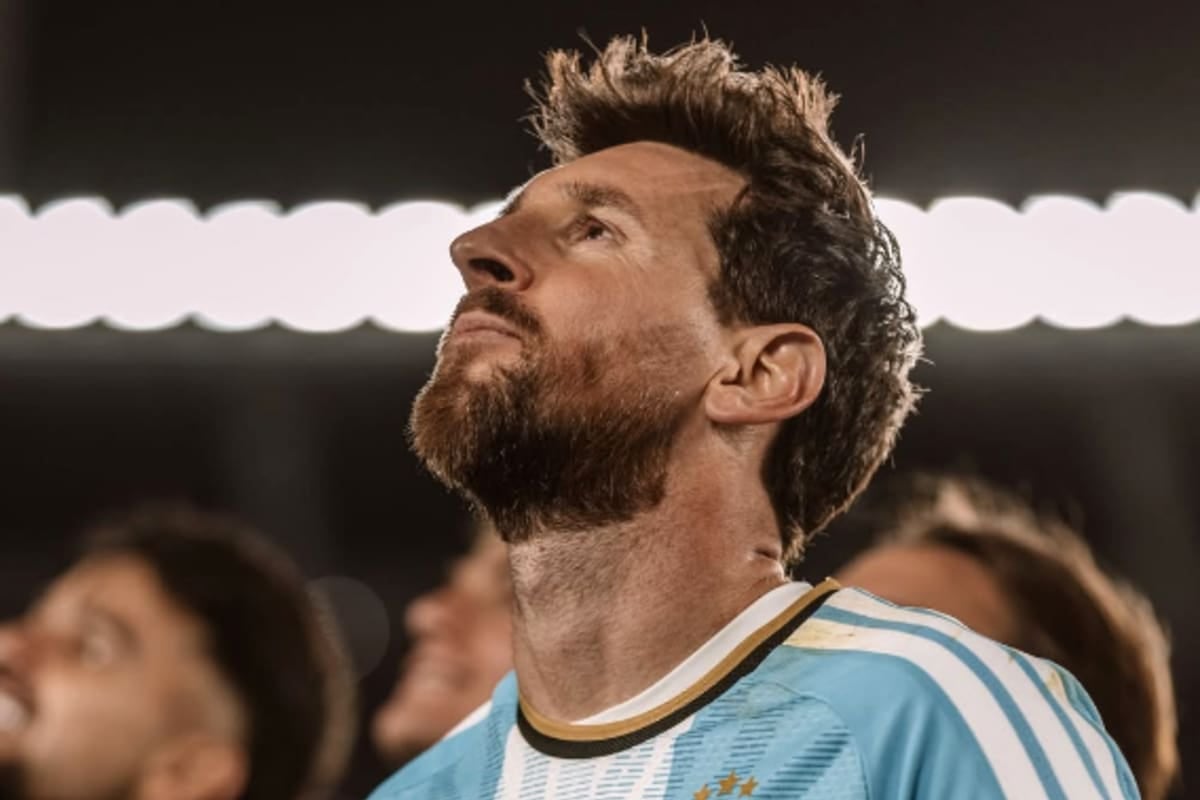 La última del Diez: Messi se sacó la celeste y blanca en el Monumental y ya extraña la Selección