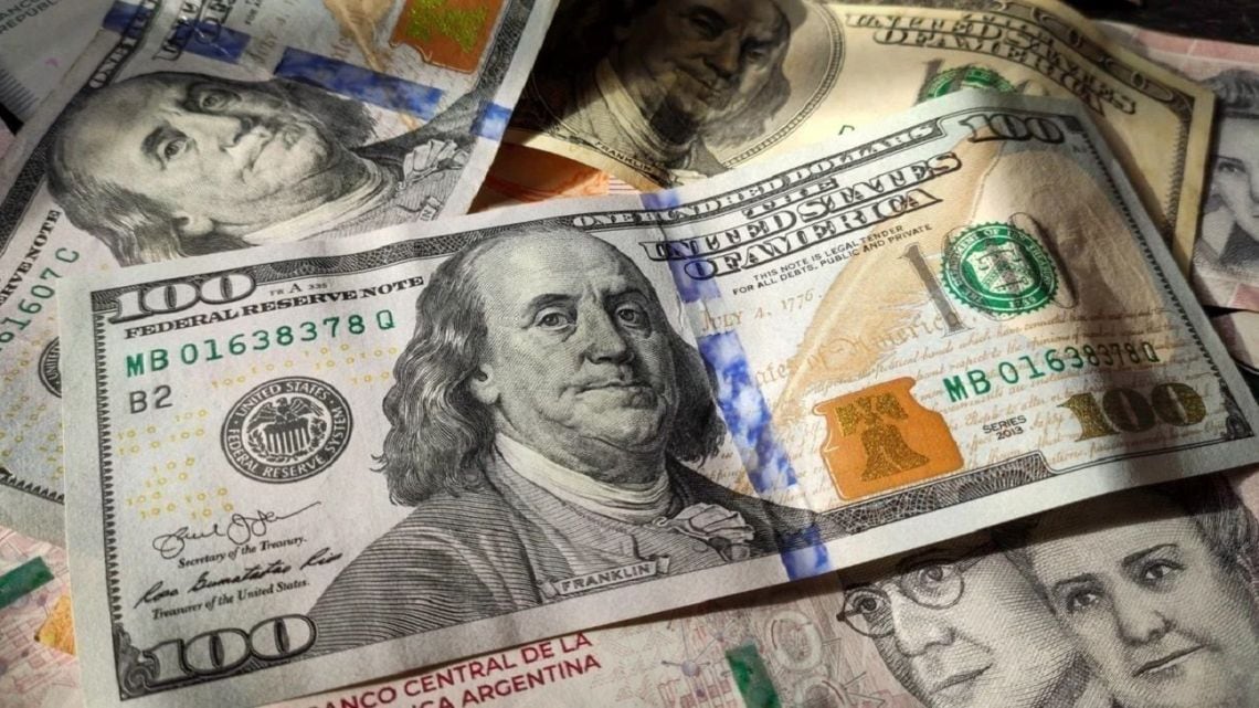 El dólar blue se alineó con el oficial y quedó a $1.540 para la venta tras una baja diaria de $15
