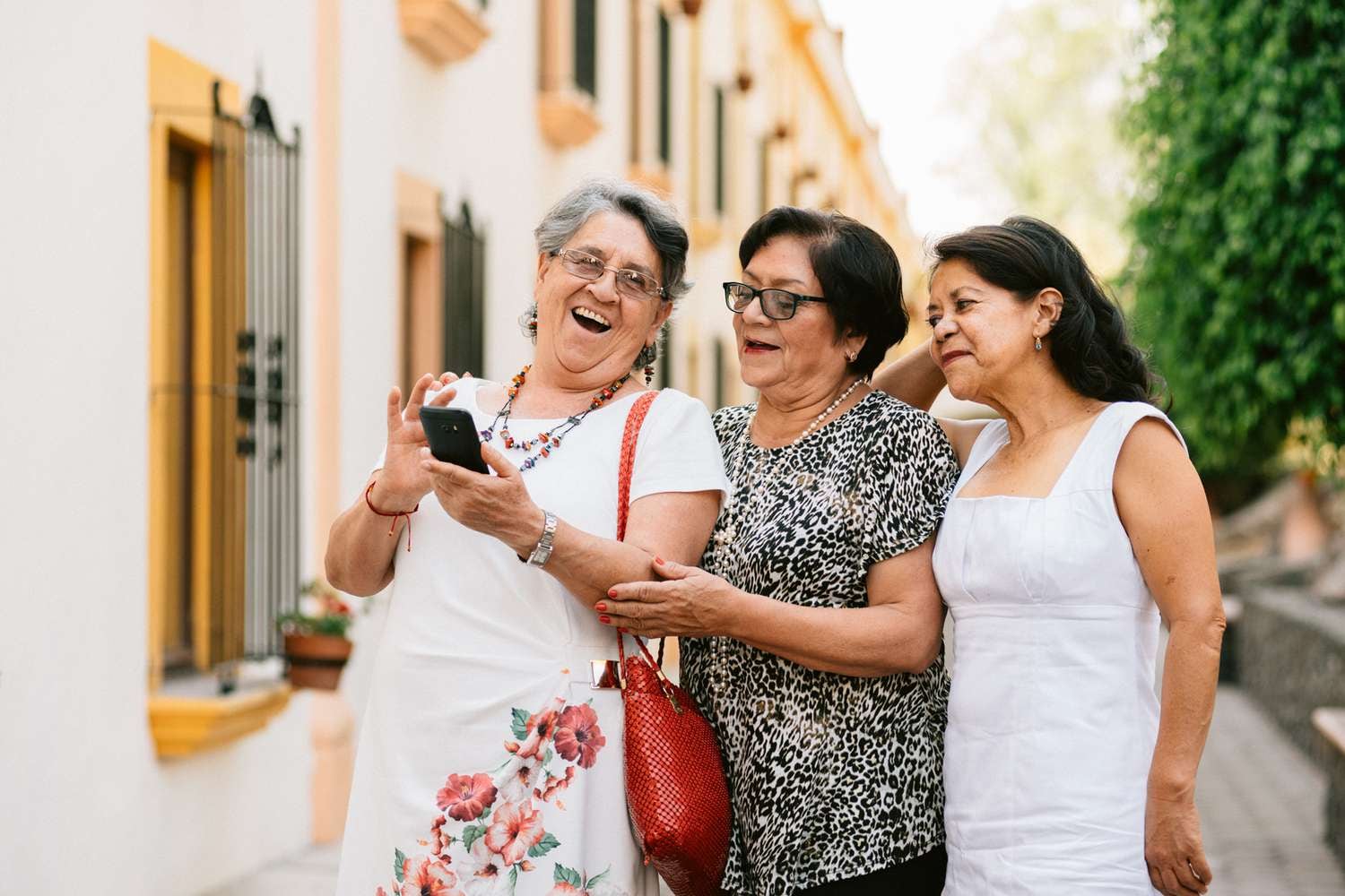 A los 85 y con la valija siempre lista: la historia de Sandra y Eleanor, dos amigas que llevan recorridas medio mundo juntas