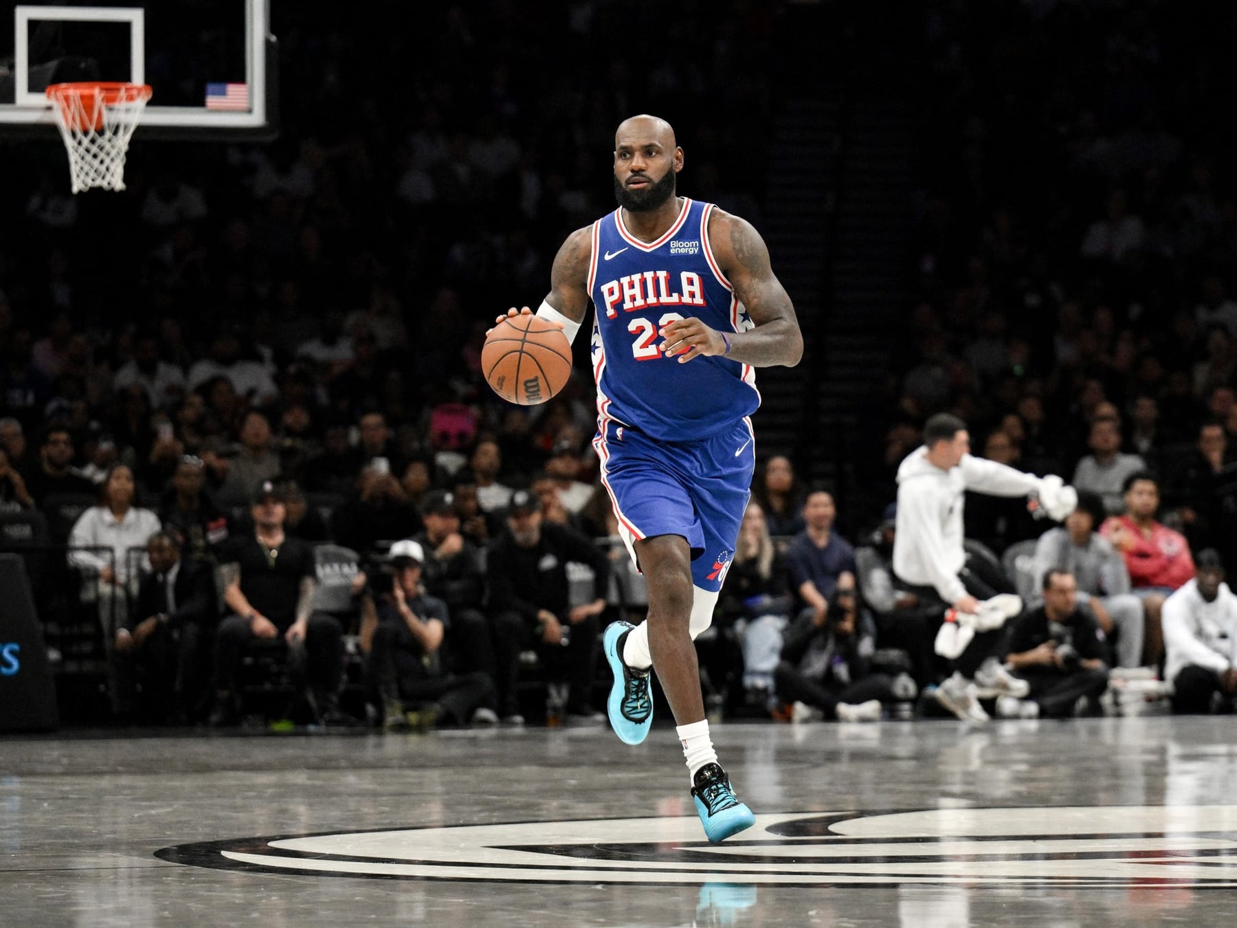 El Rey aterrizó en Philly y la pretemporada ya tiene novela: LeBron, 18 minutos y un banco que se durmió