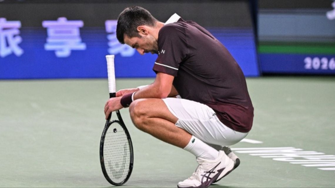 Djokovic tropezó en Shanghái y ahora depende de un milagro en París