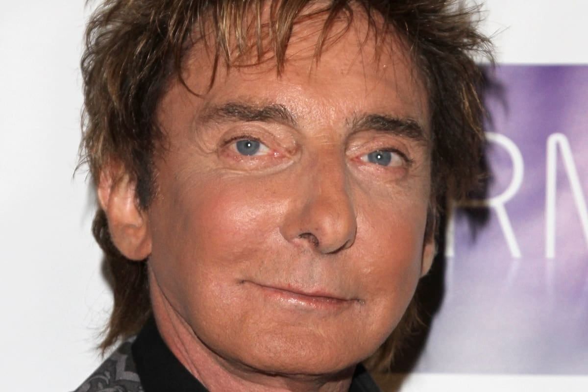 Barry Manilow vuelve a parar el show: una bronquitis lo sacó del escenario en Las Vegas y ya se acumulan cuatro postergaciones en un año