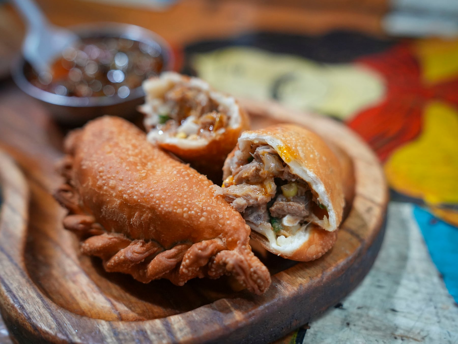 Empanadas con acento federal: cinco locales porteños donde la masa y el cuchillo mandan