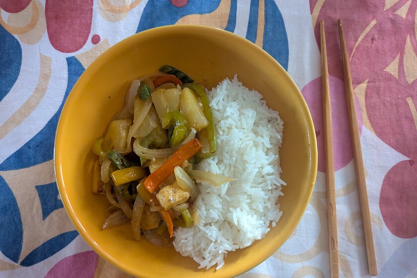 Tofu agridulce con piña: el salteado chino que se reinventa sin perder el alma