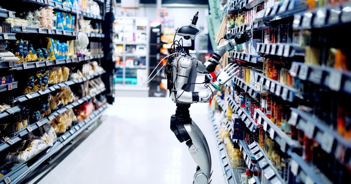 De noche, en silencio y con un humano atrás: así ensayan robots humanoides para reponer góndolas en Dinamarca