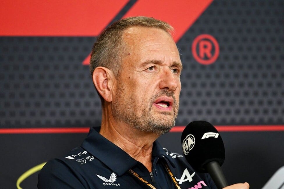 Alpine se quedó en boxes tres veces seguidas y ahora mira la tabla con las manos en la cabeza