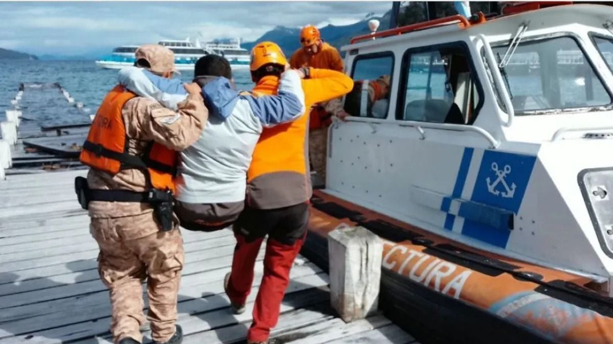 Un tobillo en el camino: rescatan en lancha a un turista a la mitad del sendero al Bosque de los Arrayanes