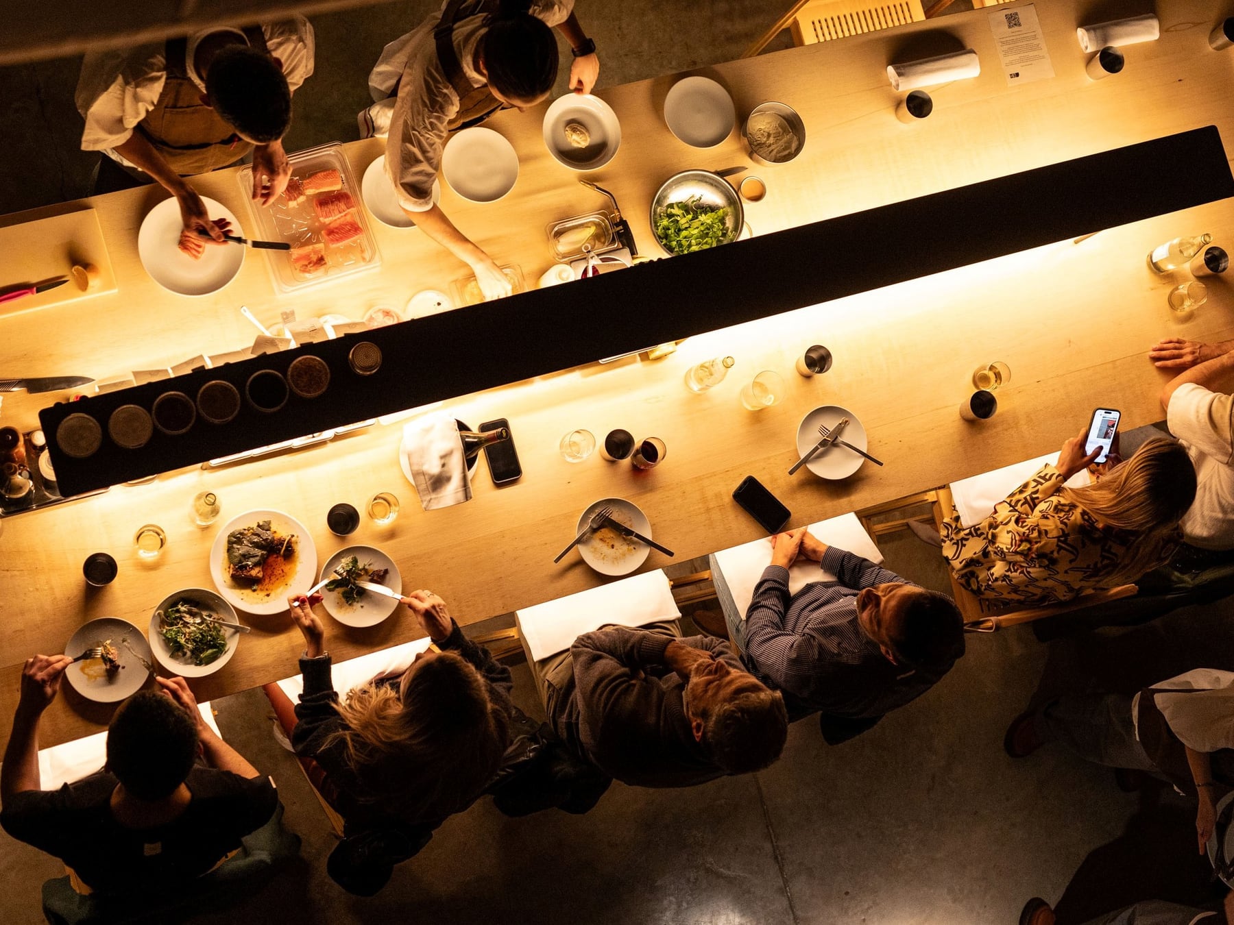 La mesa se achica: menos plato, más foto y el vino se sirve de a gotas
