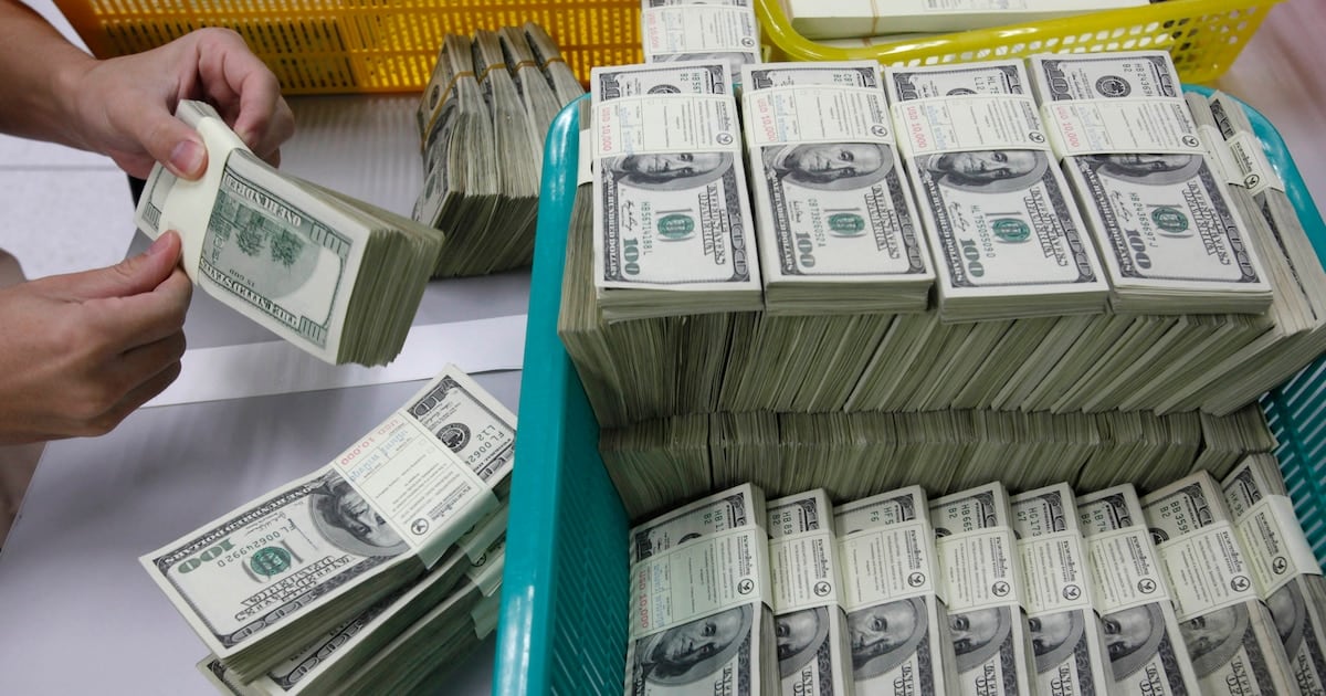 El dólar minorista vuelve a perforar los $1.540 en el Nación y la informal se despegó a $15 del oficial