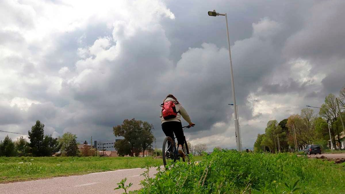 Semana tapada de nubes en Neuquén: el finde arranca con lluvias y se despide a pura tormenta