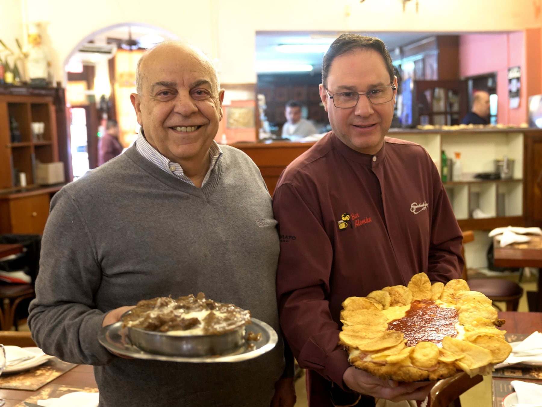 Bar Alemán, el bodegón de Villa Devoto que aguanta 118 años a fuerza de milanesas y champán