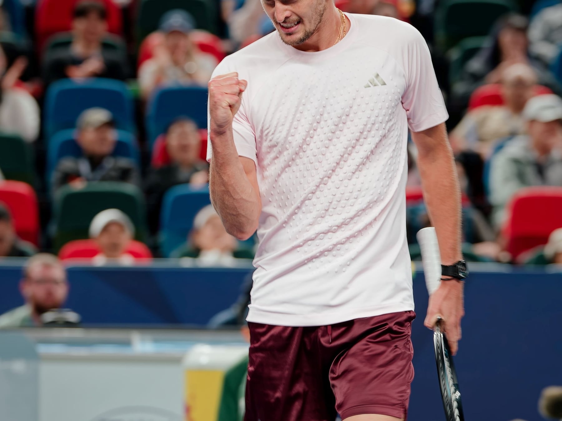 Zverev pasó la aplanadora en Shanghái y va por Davidovich Fokina
