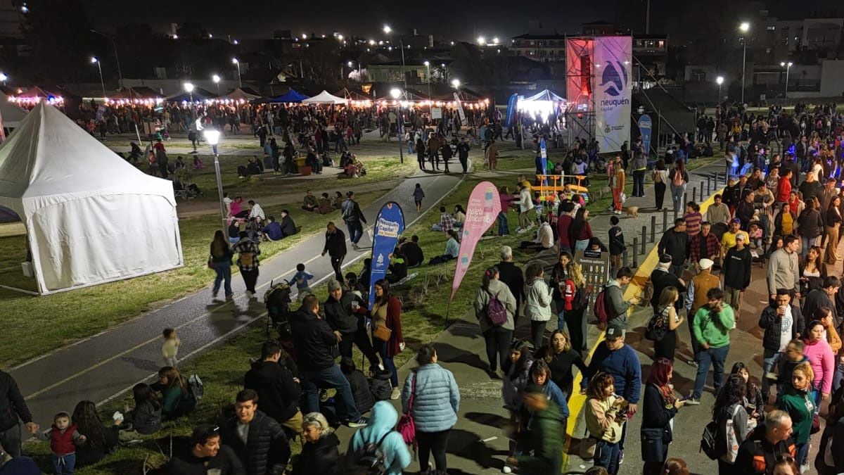Una vuelta de manzana que termina en el parque: 170 puestos, un asado y un regalo para llevar puesto