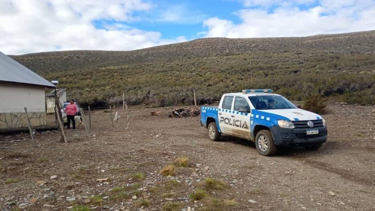 Siete días a oscuras: la historia de Marta y sus tres hijos, varados en la meseta neuquina hasta que la Policía les llevó comida