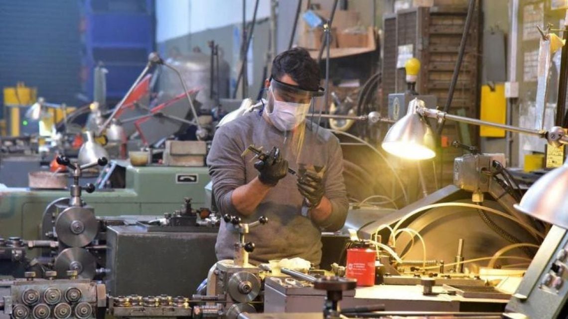La industria opera con cuatro de cada diez puntos de capacidad ociosa y la informalidad gana terreno entre los trabajadores desplazados