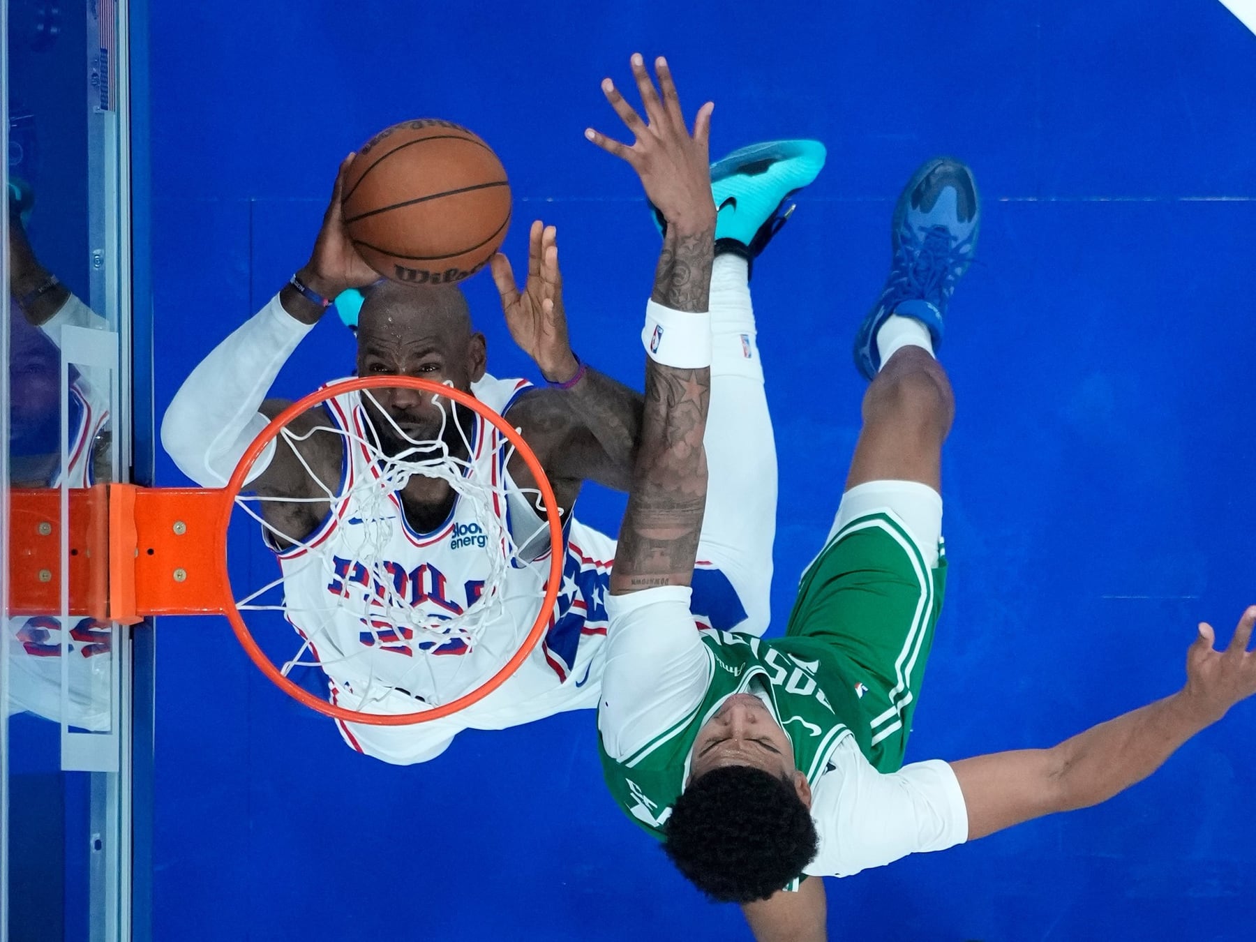 LeBron James ya tiene su primera noche caliente en Philadelphia: volcada, ovación y un equipo que todavía se busca