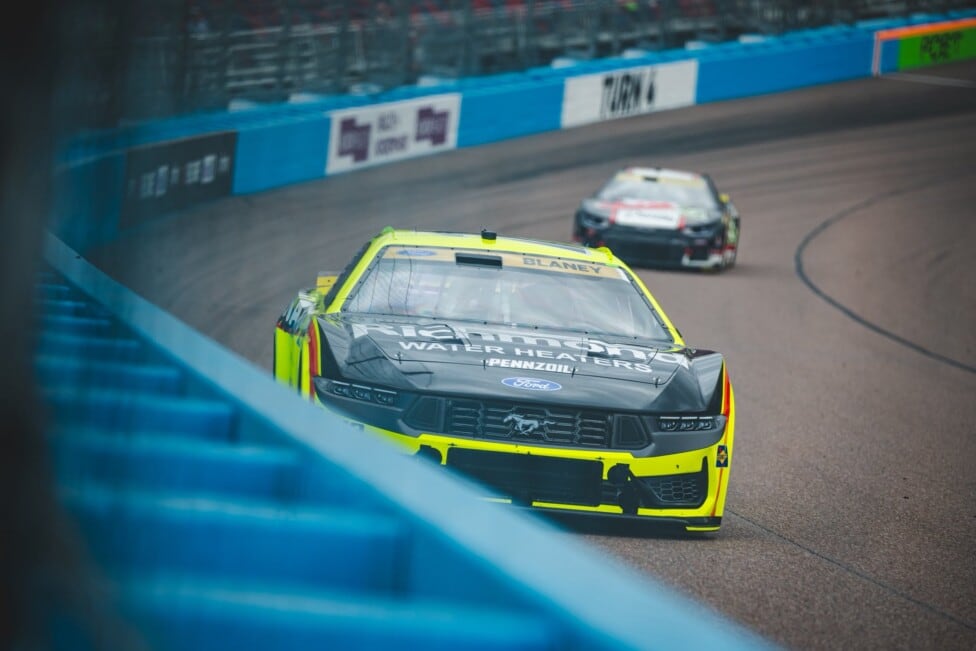 Blaney se adueñó de la pole en Phoenix y le dejó el panorama hecho pomada a Larson