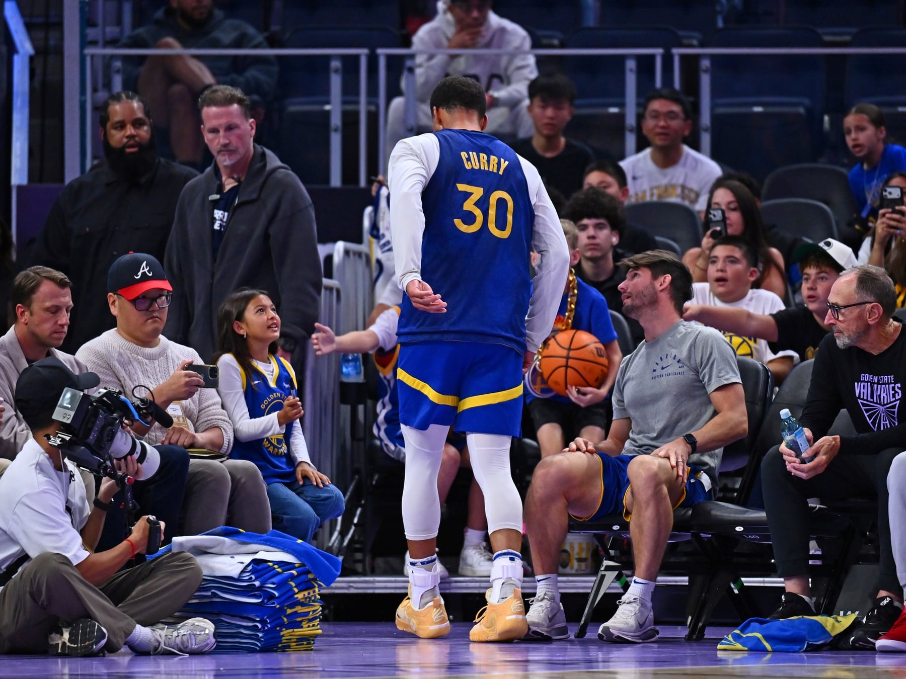Curry se bajó del caballo antes de subirse al ring: firmó el contrato y se lastimó el tobillo