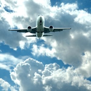 La carga tributaria sobre los pasajes internacionales emitidos en la Argentina alcanza 37% y se mantiene como la más alta de América Latina