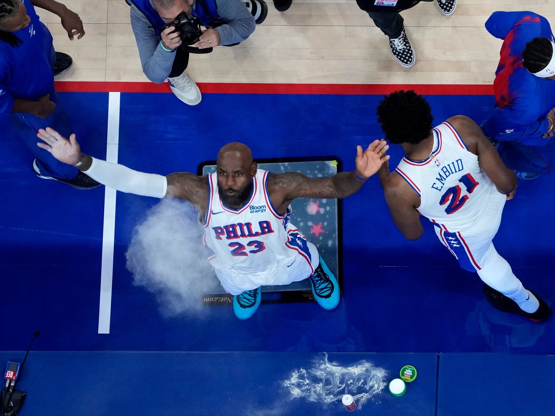 Arranca la NBA y el Madison Square Garden se viste de fiesta: LeBron debuta en los 76ers frente al campeón