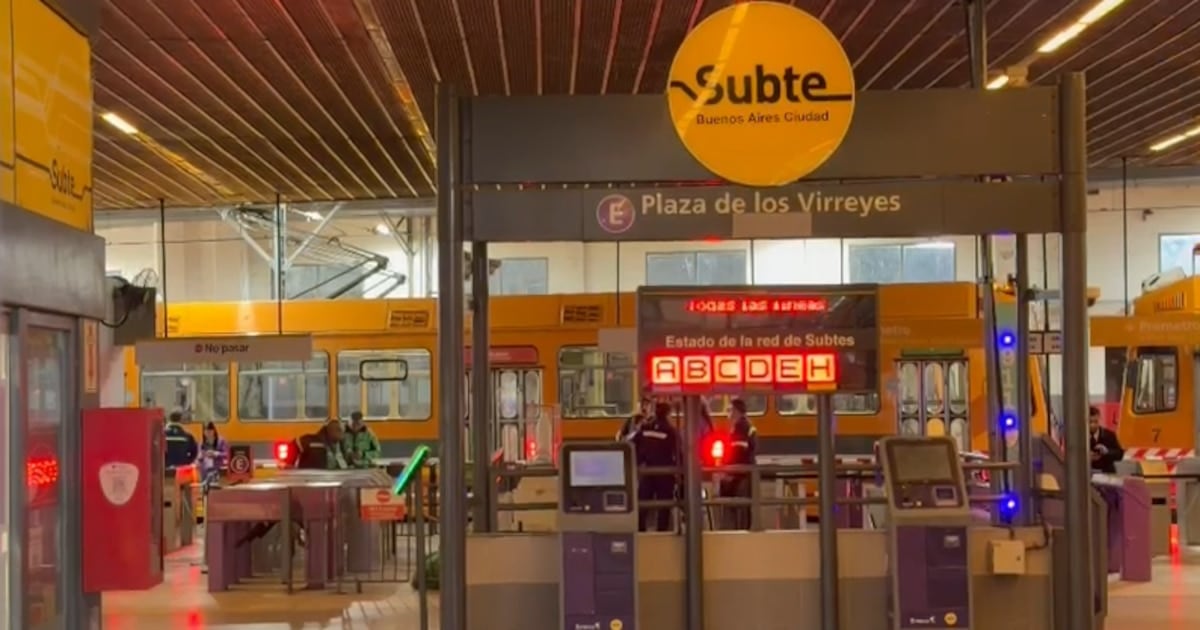Dos delegados del subte detenidos durante una protesta y la línea B quedó paralizada