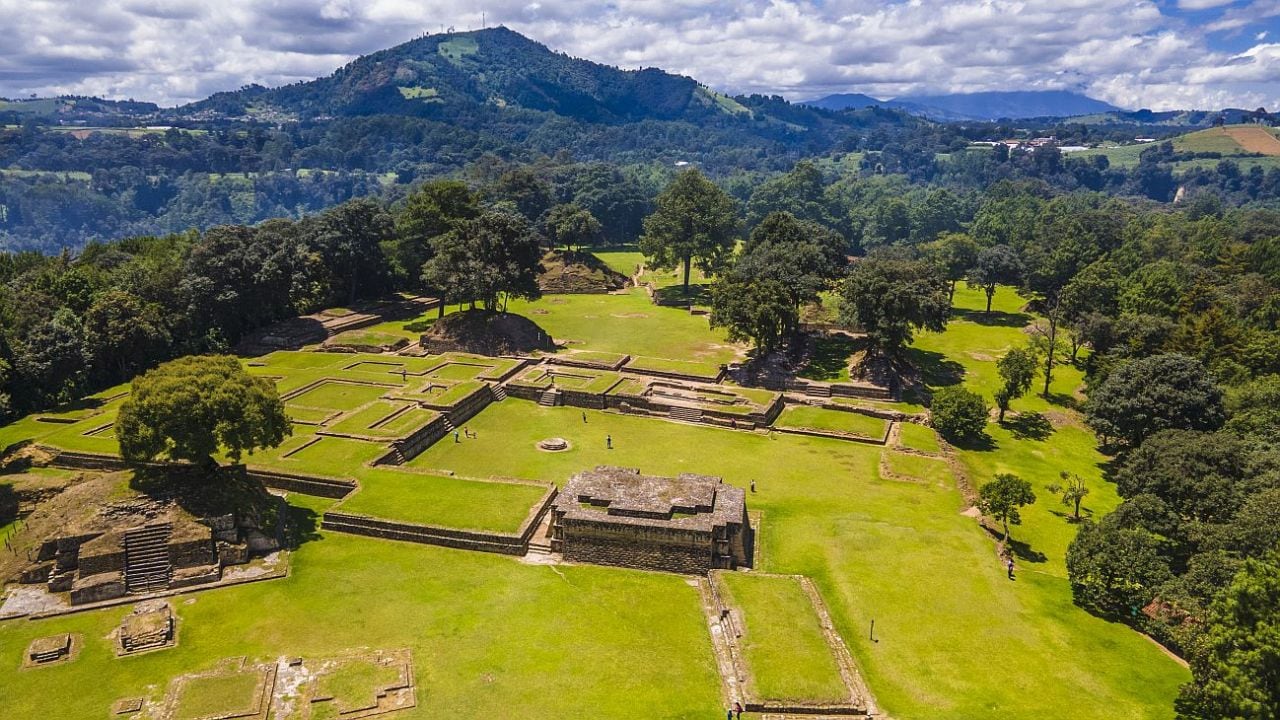 Guatemala cabe en la Provincia, pero abruma: volcanes, mayas y un lago que se cruza en lancha