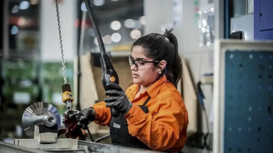 La economía cerró agosto con una suba marginal y quedó lejos de recuperar el golpe de julio, según el INDEC