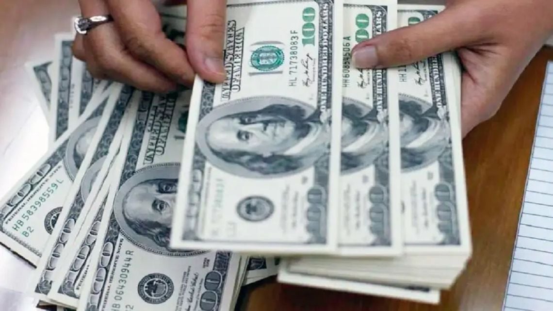 El dólar minorista llegó a $1.550 y la brecha con el blue se redujo al 2,5%