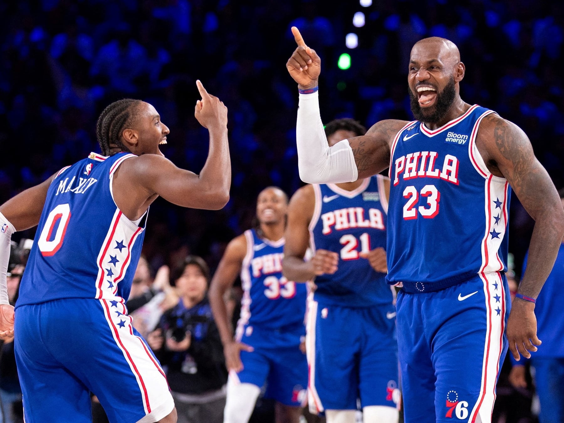 Philadelphia dio vuelta la noche y lección a LeBron en su debut local