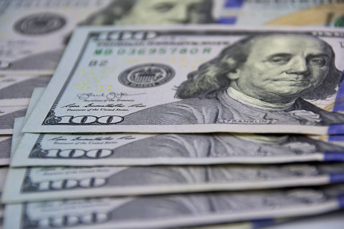 El dólar mantiene su referencia durante el fin de semana, con una brecha mínima