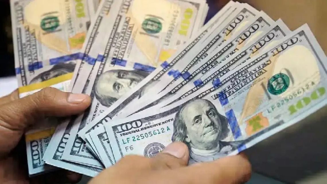 El dólar informal cerró a $1.575 y el contado con liquidación superó los $1.670